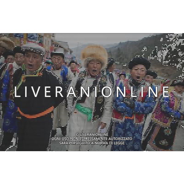 (130218) -- BAOXING, Feb. 18, 2013 () -- People of the Tibetan ethnic group perform at the Shangjiu Festival in Baoxing County, southwest China\'s Sichuan Province, Feb. 18, 2013. The residents of Tibetan ethnic group in Baoxing on Monday celebrated the annual Shangjiu Festival, which means the 9th day of Chinese Lunar New Year, to express the respect to the heaven. (/Jiang Hongjing) (zc) ©photoshot/AGENZIA ALDO LIVERANI SAS - ITALY ONLY - Le persone del gruppo etnico tibetano si esibiscono al Festival Shangjiu in Baoxing County, a sud ovest della Cina nella provincia del Sichuan, 18 febbraio 2013.