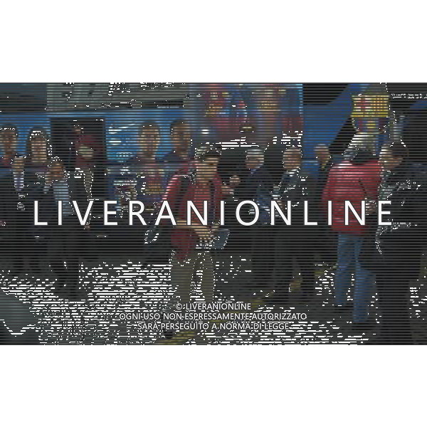 MILANO 19/2/2013 PIAZZA FONTANA ARRIVO DEI CALCIATORI DEL BARCELLONA PER LA PARTITA DI CHAMPIONS LEAGUE: -MILAN-BARCELLONA- NELLA FOTO FOTO ROMANO/AG ALDO LIVERANI S.A.S.