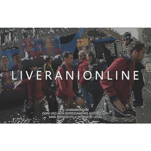 MILANO 19/2/2013 PIAZZA FONTANA ARRIVO DEI CALCIATORI DEL BARCELLONA PER LA PARTITA DI CHAMPIONS LEAGUE: -MILAN-BARCELLONA- NELLA FOTO FOTO ROMANO/AG ALDO LIVERANI S.A.S.