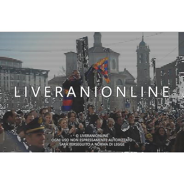 MILANO 19/2/2013 PIAZZA FONTANA ARRIVO DEI CALCIATORI DEL BARCELLONA PER LA PARTITA DI CHAMPIONS LEAGUE: -MILAN-BARCELLONA- NELLA FOTO TIFOSI FOTO ROMANO/AG ALDO LIVERANI S.A.S.