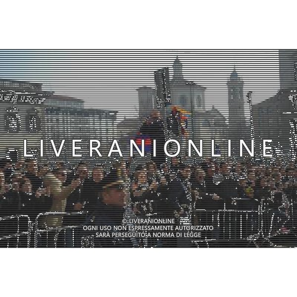 MILANO 19/2/2013 PIAZZA FONTANA ARRIVO DEI CALCIATORI DEL BARCELLONA PER LA PARTITA DI CHAMPIONS LEAGUE: -MILAN-BARCELLONA- NELLA FOTO TIFOSI FOTO ROMANO/AG ALDO LIVERANI S.A.S.