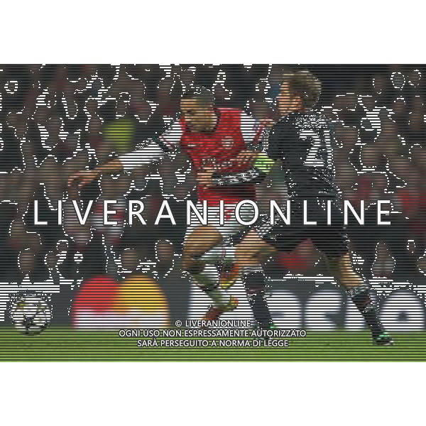 Arsenal\'s Theo Walcott battles with Bayern Munich\'s Philipp Lahm - Credit - CameraSport - KARYN HADDON - Football - UEFA Champions League Round of 16 First Leg - Arsenal v Bayern Munich - Tuesday 19th February 2013 - Emirates Stadium - London © CameraSport - 43 Linden Ave. Countesthorpe. Leicester. England. LE8 5PG - Tel: +44 (0) 116 277 4147 - admin@camerasport.com - www.camerasport.com AG ALDO LIVERANI S A S ONLY ITALY
