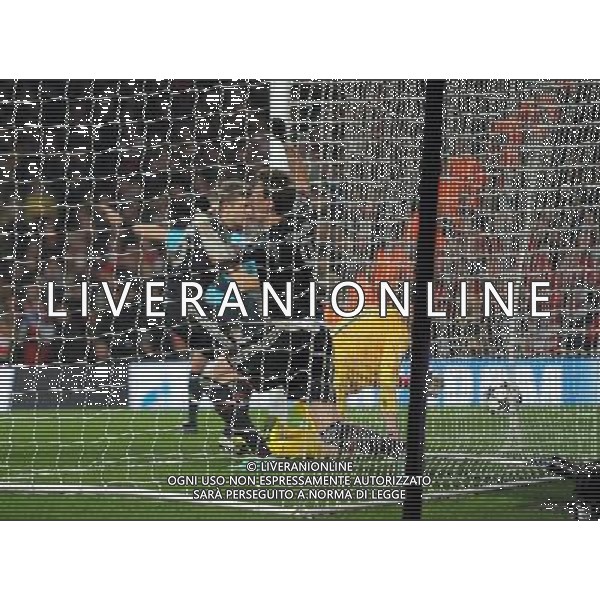 Emirates Stadium Arsenal v Bayern (1-3) Munich Champions League first Thomas Wojciech Szczesny (Arsenal) can\'t stop Mario Mandzukic (Bayern) scrabmling home third goal Photo: Roger Parker Fotosports International AG ALDO LIVERANI S A S ONLY ITALY