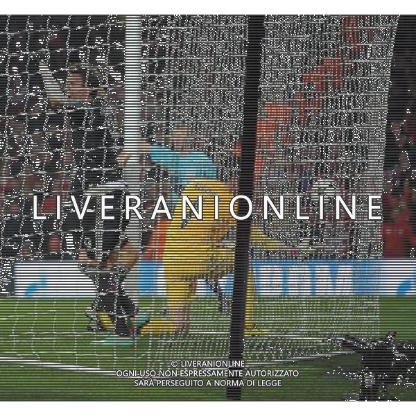 Emirates Stadium Arsenal v Bayern (1-3) Munich Champions League first Thomas Wojciech Szczesny (Arsenal) can\'t stop Mario Mandzukic (Bayern) scrabmling home third goal Photo: Roger Parker Fotosports International AG ALDO LIVERANI S A S ONLY ITALY