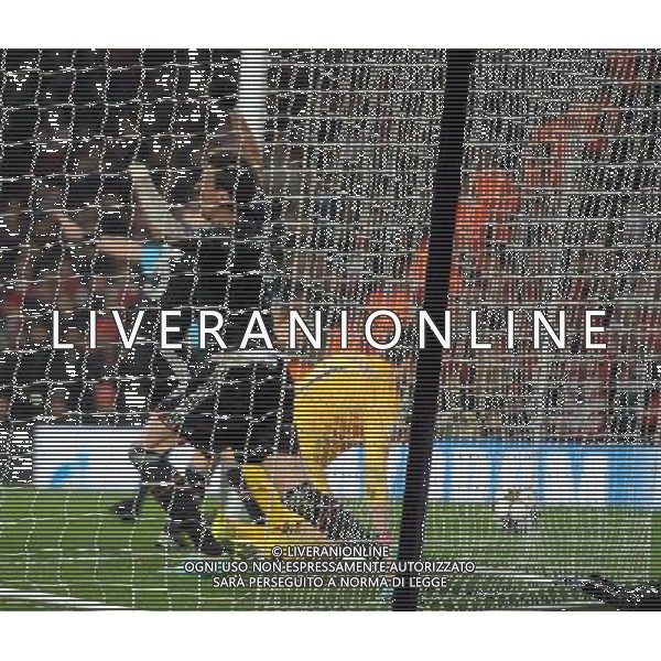 Emirates Stadium Arsenal v Bayern (1-3) Munich Champions League first Thomas Wojciech Szczesny (Arsenal) can\'t stop Mario Mandzukic (Bayern) scrabmling home third goal Photo: Roger Parker Fotosports International AG ALDO LIVERANI S A S ONLY ITALY