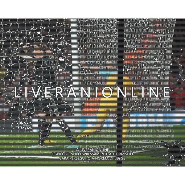 Emirates Stadium Arsenal v Bayern Munich Champions League first Thomas Wojciech Szczesny (Arsenal) can\'t stop Mario Mandzukic (Bayern) scrabmling home third goal Photo: Roger Parker Fotosports International AG ALDO LIVERANI S A S ONLY ITALY
