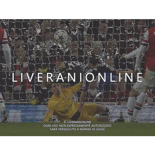 Emirates Stadium Arsenal v Bayern Munich Champions League first Thomas Muller (Bayern Munich) beats Wojciech Szczesny (Arsenal) to score second goal Photo: Roger Parker Fotosports International AG ALDO LIVERANI S A S ONLY ITALY