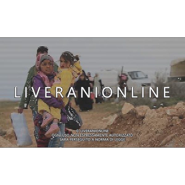 (130219) -- MAFRAQ, Feb. 19, 2013 () -- Syrian refugees fleeing violence walk near Mafraq as they cross the border from Syria into Jordan, Feb. 18, 2013. According to the Jordanian Armed Forces sources, around 89,000 Syrian refugees fleeing from the violence in their country have crossed the Jordanian border since the beginning of 2013. (/Mohammad Abu Ghosh) (djj) ©photoshot/AGENZIA ALDO LIVERANI SAS - ITALY ONLY - Rifugiati siriani in fuga dalle violenze si riposano nei pressi di Mafraq prima di attraversare il confine dalla Siria in Giordania, 18 febbraio 2013.
