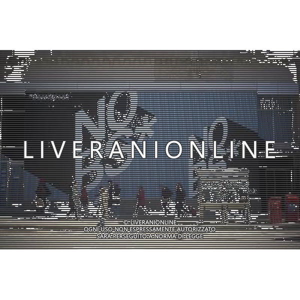 An advertisement for Florida based BankUnited on a future branch on Sixth Avenue in New York promotes the idea of a friendly bank by using the terminology of \'No BS\' (with an asterisk), which they call \'BankSpeak\'. The advertising campaign was created by the Miami-based Republica agency. BankUnited has filed plans to open four branches in New York in addition to its 97 branches in Florida. (Œ Richard B. Levine) ©photoshot/AGENZIA ALDO LIVERANI SAS - ITALY ONLY - Veduta della citta\' di New York