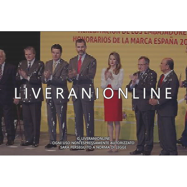 120213.MC. SS.AA.RR. LOS PRINCIPES DE ASTURIAS. ENTREGA DE LAS ACREDITACIONES A LOS NUEVOS EMBAJADORES DE LA 5» EDICION DE LOS \'EMBAJADORES HONORARIOS DE LA MARCA ESPA„A CIUDAD BANCO SANTANDER. MADRID. Fernando Alonso (en la categor’a de Deportes), Antonio Banderas (Cultura y Comunicaci—n), Isak Andic (Gesti—n Empresarial), JosŽ AndrŽs (Turismo y Gastronom’a), Mar’a Blasco (Ciencia e Innovaci—n) la Organizaci—nNacional de Trasplantes (Acci—n Social), Pedro Nueno (RelacionesInstitucionales) y la Alta Velocidad Espa–ola (acreditaci—n extraordinaria) ©photoshot /AGENZIA ALDO LIVERANI SAS - ITALY ONLY - REALI SPAGNOLI: Il Principe Felipe con la moglie Laetitia Principi delle Asturie alla 5a edizione di consegna dei premi per i nuovi ambasciatori Onorari a Madrid Spagna 12 febbraio 2013