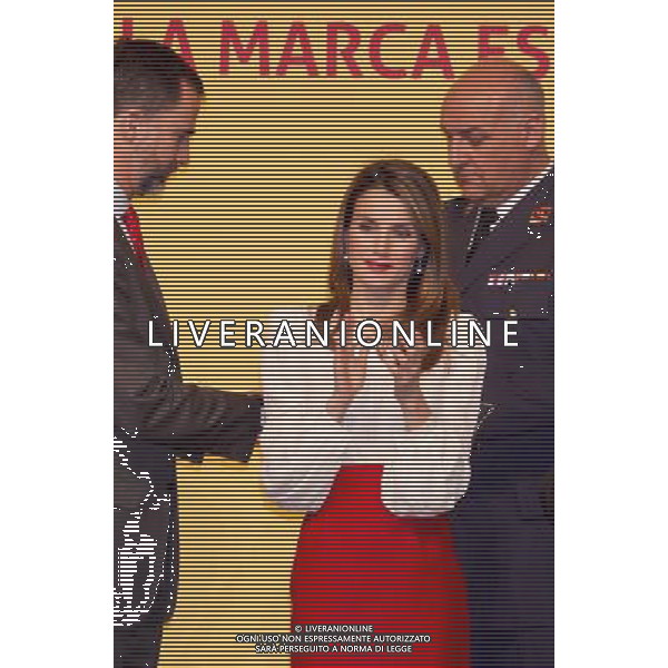 120213.MC. SS.AA.RR. LOS PRINCIPES DE ASTURIAS. ENTREGA DE LAS ACREDITACIONES A LOS NUEVOS EMBAJADORES DE LA 5» EDICION DE LOS \'EMBAJADORES HONORARIOS DE LA MARCA ESPA„A CIUDAD BANCO SANTANDER. MADRID. Fernando Alonso (en la categor’a de Deportes), Antonio Banderas (Cultura y Comunicaci—n), Isak Andic (Gesti—n Empresarial), JosŽ AndrŽs (Turismo y Gastronom’a), Mar’a Blasco (Ciencia e Innovaci—n) la Organizaci—nNacional de Trasplantes (Acci—n Social), Pedro Nueno (RelacionesInstitucionales) y la Alta Velocidad Espa–ola (acreditaci—n extraordinaria) ©photoshot /AGENZIA ALDO LIVERANI SAS - ITALY ONLY - REALI SPAGNOLI: Il Principe Felipe con la moglie Laetitia Principi delle Asturie alla 5a edizione di consegna dei premi per i nuovi ambasciatori Onorari a Madrid Spagna 12 febbraio 2013