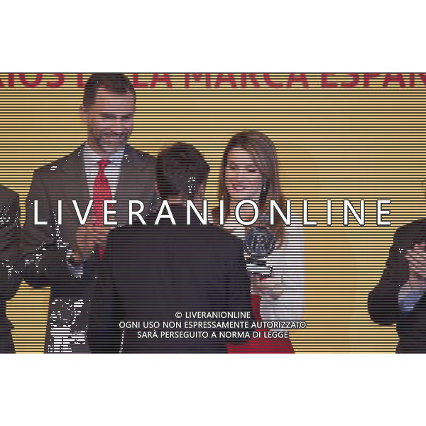 120213.MC. SS.AA.RR. LOS PRINCIPES DE ASTURIAS. ENTREGA DE LAS ACREDITACIONES A LOS NUEVOS EMBAJADORES DE LA 5» EDICION DE LOS \'EMBAJADORES HONORARIOS DE LA MARCA ESPA„A CIUDAD BANCO SANTANDER. MADRID. Fernando Alonso (en la categor’a de Deportes), Antonio Banderas (Cultura y Comunicaci—n), Isak Andic (Gesti—n Empresarial), JosŽ AndrŽs (Turismo y Gastronom’a), Mar’a Blasco (Ciencia e Innovaci—n) la Organizaci—nNacional de Trasplantes (Acci—n Social), Pedro Nueno (RelacionesInstitucionales) y la Alta Velocidad Espa–ola (acreditaci—n extraordinaria) ©photoshot /AGENZIA ALDO LIVERANI SAS - ITALY ONLY - REALI SPAGNOLI: Il Principe Felipe con la moglie Laetitia Principi delle Asturie alla 5a edizione di consegna dei premi per i nuovi ambasciatori Onorari a Madrid Spagna 12 febbraio 2013