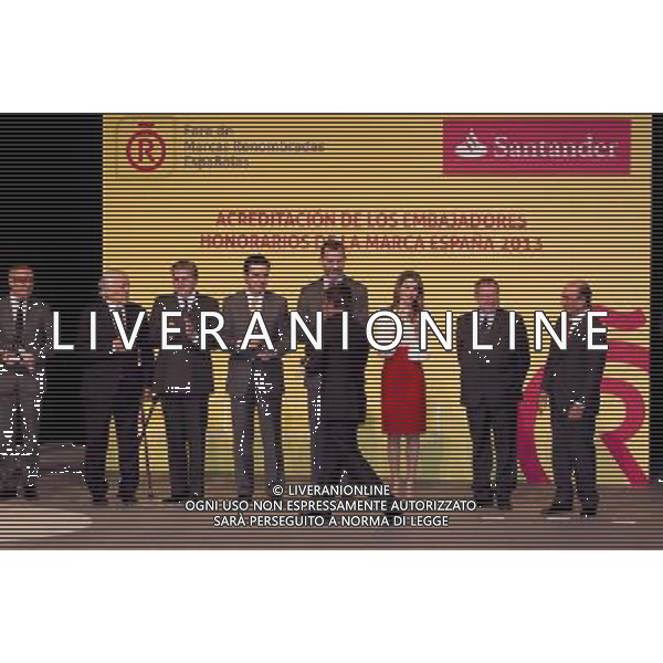 120213.MC. SS.AA.RR. LOS PRINCIPES DE ASTURIAS. ENTREGA DE LAS ACREDITACIONES A LOS NUEVOS EMBAJADORES DE LA 5» EDICION DE LOS \'EMBAJADORES HONORARIOS DE LA MARCA ESPA„A CIUDAD BANCO SANTANDER. MADRID. Fernando Alonso (en la categor’a de Deportes), Antonio Banderas (Cultura y Comunicaci—n), Isak Andic (Gesti—n Empresarial), JosŽ AndrŽs (Turismo y Gastronom’a), Mar’a Blasco (Ciencia e Innovaci—n) la Organizaci—nNacional de Trasplantes (Acci—n Social), Pedro Nueno (RelacionesInstitucionales) y la Alta Velocidad Espa–ola (acreditaci—n extraordinaria) ©photoshot /AGENZIA ALDO LIVERANI SAS - ITALY ONLY - REALI SPAGNOLI: Il Principe Felipe con la moglie Laetitia Principi delle Asturie alla 5a edizione di consegna dei premi per i nuovi ambasciatori Onorari a Madrid Spagna 12 febbraio 2013