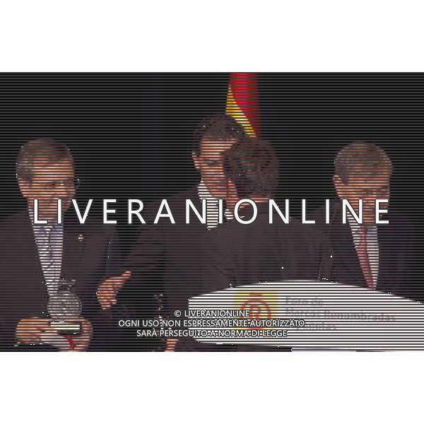 120213.MC. SS.AA.RR. LOS PRINCIPES DE ASTURIAS. ENTREGA DE LAS ACREDITACIONES A LOS NUEVOS EMBAJADORES DE LA 5» EDICION DE LOS \'EMBAJADORES HONORARIOS DE LA MARCA ESPA„A CIUDAD BANCO SANTANDER. MADRID. Fernando Alonso (en la categor’a de Deportes), Antonio Banderas (Cultura y Comunicaci—n), Isak Andic (Gesti—n Empresarial), JosŽ AndrŽs (Turismo y Gastronom’a), Mar’a Blasco (Ciencia e Innovaci—n) la Organizaci—nNacional de Trasplantes (Acci—n Social), Pedro Nueno (RelacionesInstitucionales) y la Alta Velocidad Espa–ola (acreditaci—n extraordinaria) ©photoshot /AGENZIA ALDO LIVERANI SAS - ITALY ONLY - REALI SPAGNOLI: Il Principe Felipe con la moglie Laetitia Principi delle Asturie alla 5a edizione di consegna dei premi per i nuovi ambasciatori Onorari a Madrid Spagna 12 febbraio 2013