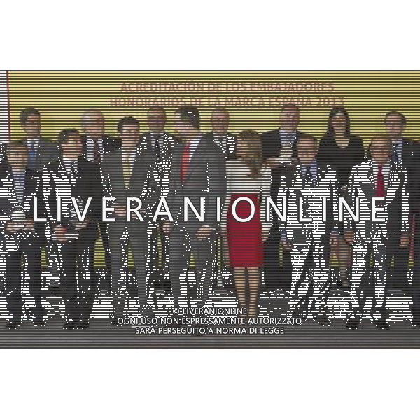 120213.MC. SS.AA.RR. LOS PRINCIPES DE ASTURIAS. ENTREGA DE LAS ACREDITACIONES A LOS NUEVOS EMBAJADORES DE LA 5» EDICION DE LOS \'EMBAJADORES HONORARIOS DE LA MARCA ESPA„A CIUDAD BANCO SANTANDER. MADRID. Fernando Alonso (en la categor’a de Deportes), Antonio Banderas (Cultura y Comunicaci—n), Isak Andic (Gesti—n Empresarial), JosŽ AndrŽs (Turismo y Gastronom’a), Mar’a Blasco (Ciencia e Innovaci—n) la Organizaci—nNacional de Trasplantes (Acci—n Social), Pedro Nueno (RelacionesInstitucionales) y la Alta Velocidad Espa–ola (acreditaci—n extraordinaria) ©photoshot /AGENZIA ALDO LIVERANI SAS - ITALY ONLY - REALI SPAGNOLI: Il Principe Felipe con la moglie Laetitia Principi delle Asturie alla 5a edizione di consegna dei premi per i nuovi ambasciatori Onorari a Madrid Spagna 12 febbraio 2013