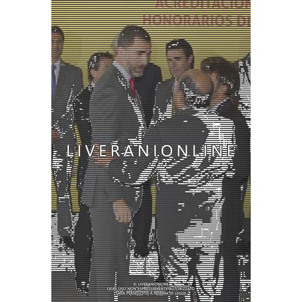 120213.MC. SS.AA.RR. LOS PRINCIPES DE ASTURIAS. ENTREGA DE LAS ACREDITACIONES A LOS NUEVOS EMBAJADORES DE LA 5» EDICION DE LOS \'EMBAJADORES HONORARIOS DE LA MARCA ESPA„A CIUDAD BANCO SANTANDER. MADRID. Fernando Alonso (en la categor’a de Deportes), Antonio Banderas (Cultura y Comunicaci—n), Isak Andic (Gesti—n Empresarial), JosŽ AndrŽs (Turismo y Gastronom’a), Mar’a Blasco (Ciencia e Innovaci—n) la Organizaci—nNacional de Trasplantes (Acci—n Social), Pedro Nueno (RelacionesInstitucionales) y la Alta Velocidad Espa–ola (acreditaci—n extraordinaria) ©photoshot /AGENZIA ALDO LIVERANI SAS - ITALY ONLY - REALI SPAGNOLI: Il Principe Felipe con la moglie Laetitia Principi delle Asturie alla 5a edizione di consegna dei premi per i nuovi ambasciatori Onorari a Madrid Spagna 12 febbraio 2013