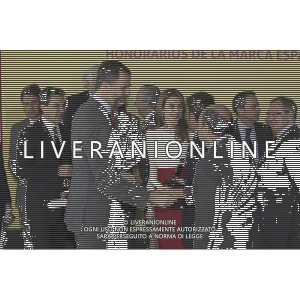 120213.MC. SS.AA.RR. LOS PRINCIPES DE ASTURIAS. ENTREGA DE LAS ACREDITACIONES A LOS NUEVOS EMBAJADORES DE LA 5» EDICION DE LOS \'EMBAJADORES HONORARIOS DE LA MARCA ESPA„A CIUDAD BANCO SANTANDER. MADRID. Fernando Alonso (en la categor’a de Deportes), Antonio Banderas (Cultura y Comunicaci—n), Isak Andic (Gesti—n Empresarial), JosŽ AndrŽs (Turismo y Gastronom’a), Mar’a Blasco (Ciencia e Innovaci—n) la Organizaci—nNacional de Trasplantes (Acci—n Social), Pedro Nueno (RelacionesInstitucionales) y la Alta Velocidad Espa–ola (acreditaci—n extraordinaria) ©photoshot /AGENZIA ALDO LIVERANI SAS - ITALY ONLY - REALI SPAGNOLI: Il Principe Felipe con la moglie Laetitia Principi delle Asturie alla 5a edizione di consegna dei premi per i nuovi ambasciatori Onorari a Madrid Spagna 12 febbraio 2013