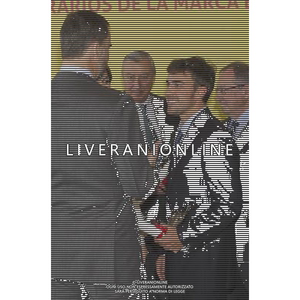 120213.MC. SS.AA.RR. LOS PRINCIPES DE ASTURIAS. ENTREGA DE LAS ACREDITACIONES A LOS NUEVOS EMBAJADORES DE LA 5» EDICION DE LOS \'EMBAJADORES HONORARIOS DE LA MARCA ESPA„A CIUDAD BANCO SANTANDER. MADRID. Fernando Alonso (en la categor’a de Deportes), Antonio Banderas (Cultura y Comunicaci—n), Isak Andic (Gesti—n Empresarial), JosŽ AndrŽs (Turismo y Gastronom’a), Mar’a Blasco (Ciencia e Innovaci—n) la Organizaci—nNacional de Trasplantes (Acci—n Social), Pedro Nueno (RelacionesInstitucionales) y la Alta Velocidad Espa–ola (acreditaci—n extraordinaria) ©photoshot /AGENZIA ALDO LIVERANI SAS - ITALY ONLY - REALI SPAGNOLI: Il Principe Felipe con la moglie Laetitia Principi delle Asturie alla 5a edizione di consegna dei premi per i nuovi ambasciatori Onorari a Madrid Spagna 12 febbraio 2013