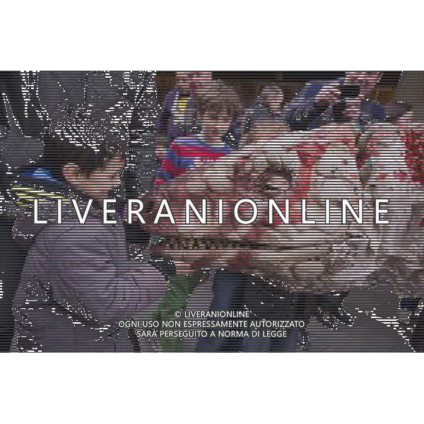 An Australovenator takes a walk around the London Festival Hall, south bank. Erth\'s acclaimed Dinosaur Petting Zoo is part of the SouthbankCentre\'s Imagine Children\'s Festival.. London ©Photoshot/AGENZIA ALDO LIVERANI SAS-ITALY ONLY - EDITORIAL USE ONLY