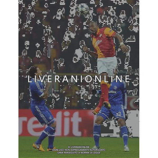 (130221) -- ISTANBUL, Feb 21, 2013 () -- Didier Drogba(Top) of Galatasaray heads the ball during an UEFA Champions League football match between Galatasaray and FC Schalke 04 at the Ali Samiyen stadium in Istanbul on February 20, 2013.(/Ma Yan)(ql) ©photoshot/AGENZIA ALDO LIVERANI SAS - ITALY ONLY - EDITORIAL USE ONLY