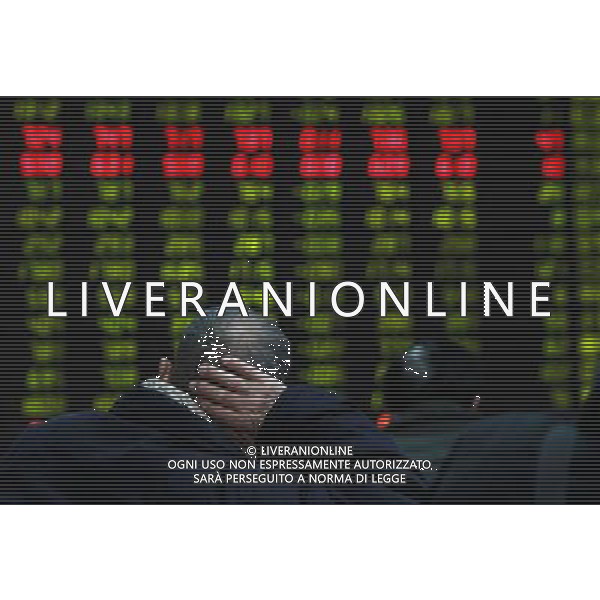 (130221) -- SHANGHAI, Feb. 21, 2013 () -- An investor supports his head with a hand as he looks at an electronic board at a trading hall in a securities firm in Shanghai, east China, Feb. 21, 2013. Chinese stocks plunged on Feb. 21, with the benchmark Shanghai Composite Index slumped 2.97 percent, or 71.23 points, to end at 2,325.95. The Shenzhen Component Index declined 2.59 percent, or 249.76 points, to 9,396.11. (/Ding Ding) (lfj) ©photoshot/AGENZIA ALDO LIVERANI SAS - ITALY ONLY - Tabellone luminoso elettronico che mostra gli indici e l\'andamento della borsa di Shanghai, Cina orientale 21 febbraio 2013.