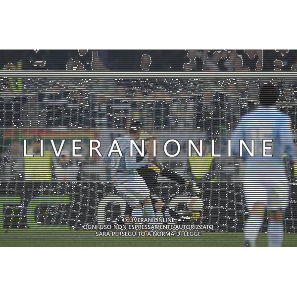 Roma - 21/02/2012 - Stadio Olimpico - Uefa Europa League 2012/2013 - Sedicesimi di finale ritorno - Lazio vs Borussia Monchengladbach - nella foto: il gol di antonio candreva å© Fabrizio Corradetti - Ag. Aldo Liverani sas