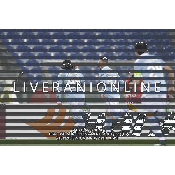 Roma - 21/02/2012 - Stadio Olimpico - Uefa Europa League 2012/2013 - Sedicesimi di finale ritorno - Lazio vs Borussia Monchengladbach - nella foto: L\'esultanza di Antonio Candreva esulta con Sergio Floccari dopo il gol Â© Fabrizio Corradetti - Ag. Aldo Liverani sas