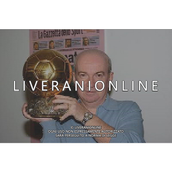 MILANO,16-12-04 DFP/FOTO GIORGIO RAVEZZANI PAVEL NEDVED - ANDRIY SHEVCHENKO IN GAZZETTA NELLA FOTO EDGARDO SIGNATI CON PALLONE D\'ORO AG ALDO LIVERANI S A S