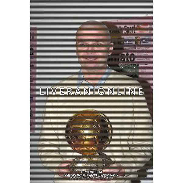MILANO,16-12-04 DFP/FOTO GIORGIO RAVEZZANI PAVEL NEDVED - ANDRIY SHEVCHENKO IN GAZZETTA NELLA FOTO SEBASTIANO VERNAZZA COL PALLONE D\'ORO AG ALDO LIVERANI S A S