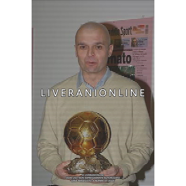 MILANO,16-12-04 DFP/FOTO GIORGIO RAVEZZANI PAVEL NEDVED - ANDRIY SHEVCHENKO IN GAZZETTA NELLA FOTO SEBASTIANO VERNAZZA COL PALLONE D\'ORO AG ALDO LIVERANI S A S