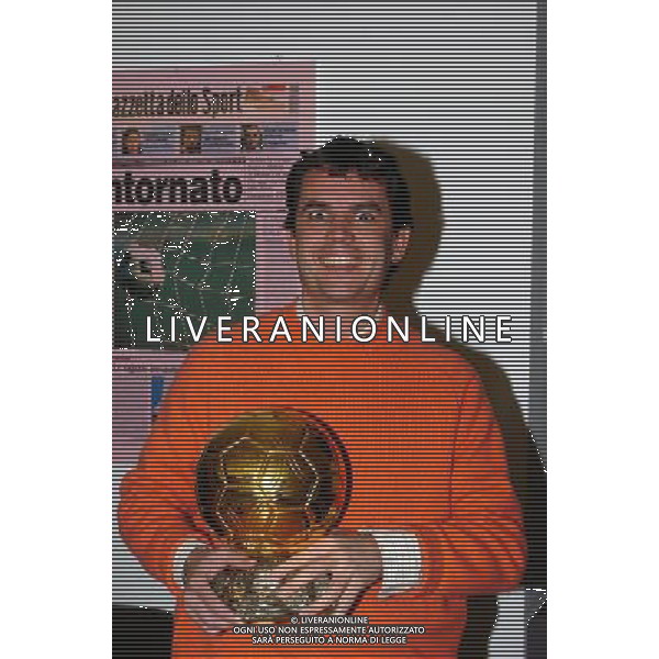 MILANO,16-12-04 DFP/FOTO GIORGIO RAVEZZANI PAVEL NEDVED - ANDRIY SHEVCHENKO IN GAZZETTA NELLA FOTO LUIGI GARLANDO COL PALLONE D\'ORO AG ALDO LIVERANI S A S