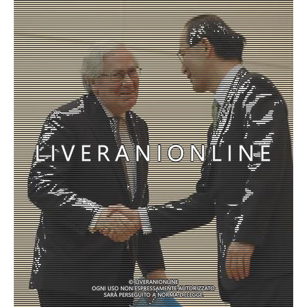 (130226) -- TOKYO, Feb. 26, 2013 () -- Bank of England governor Mervyn King (L) shakes hands with Bank of Japan Governor Masaaki Shirakawa during a meeting of the Japanese bankers association in Tokyo, capital of Japan, on Feb. 26, 2013. (/Kenichiro Seki) (jl) ©photoshot/AGENZIA ALDO LIVERANI SAS - ITALY ONLY - Il governatore della Banca d\'Inghilterra Mervyn King pronuncia il suo discorso durante un incontro dell\'associazione banchieri giapponesi a Tokyo, capitale del Giappone, 26 febbraio 2013.
