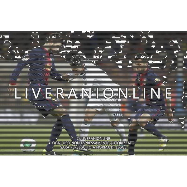 FC Barcelona\'s Gerard Pique (l) and Daniel Alves (r) and Real Madrid\'s Mesut Ozil during Copa del Rey - King\'s Cup semifinal second match.February 26,2013. (ALFAQUI/Acero) AG ALDO LVERANI S A S ONLY ITALY