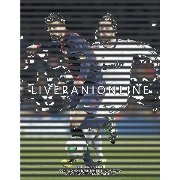 FC Barcelona\'s Gerard Pique (l) and Real Madrid\'s Gonzalo Higuain during Copa del Rey - King\'s Cup semifinal second match.February 26,2013. (ALFAQUI/Acero) AG ALDO LVERANI S A S ONLY ITALY