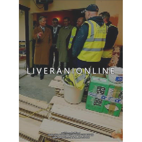 The Prince of Wales talks to workmen at the London Inn pub during a visit to Braunton in North Devon which was affected by recent flooding. While in the town he and the Duchess of Cornwall met representatives from the emergency services and members of the local community. On 22nd December, 2012 Braunton was flooded when water from the River Caen overwhelmed the village\'s flood defences. Parts of Braunton were under several feet of water and many local businesses were flooded. ©photoshot/AGENZIA ALDO LIVERANI SAS - ITALY ONLY - REALI INGLESI: Carlo d\'inghilterra Principe di Galles e la moglie Camilla Duchessa di Cornovaglia hanno visitato le aziende di Braunton, Devon colpite dalle inondazioni recenti