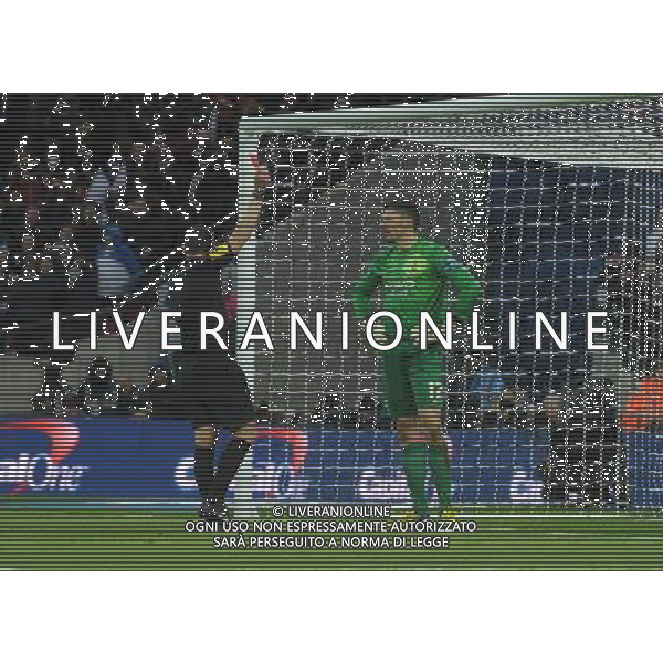 Bradford City\'s Matt Duke is shown a red card by Referee Kevin Friend Football - Capital One Cup Final - Bradford City v Swansea City - Sunday 24th February 2013 - Wembley National Stadium - Wembley - London © CameraSport - 43 Linden Ave. Countesthorpe. Leicester. England. LE8 5PG - Tel: +44 (0) 116 277 4147 - admin@camerasport.com - www.camerasport.com ©photoshot/AGENZIA ALDO LIVERANI SAS - ITALY ONLY - EDITORIAL USE ONLY