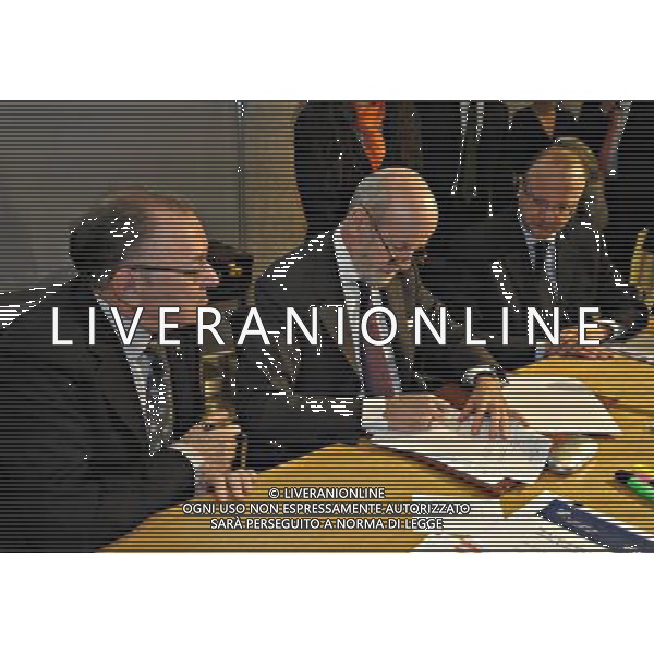 MILANO 1/3/2013 INTESA-SANPAOLO P.zza BELGIOIOSO \'ACCORDO INTESA SANPAOLO, PICCOLA INDUSTRIA E CONFINDUSTRIA, PER FACILITARE L\' ACCESSO E LA CONTINUITA\' DEL CREDITO\' NELLA FOTO GIORGIO SQUINZI, ENRICO CUCCHIANI E VINCENZO BOCCIA FOTO ROMANO/AG ALDO LIVERANI S.A.S.