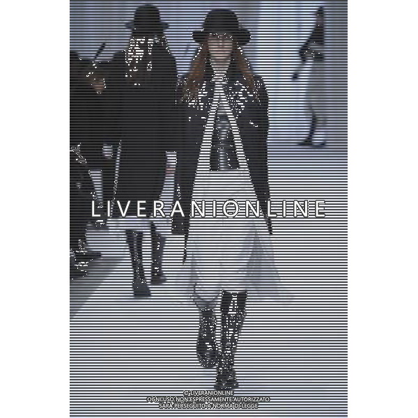 A model walks the runway during the Ann Demeulemeester Fall/Winter 2013-2014 ready-to-wear collection show, on February 28, 2013 in Paris. ©Photoshot/AGENZIA ALDO LIVERANI SAS-ITALY ONLY - EDITORIAL USE ONLY