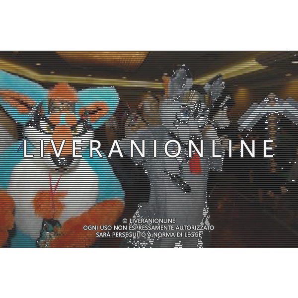 (130303) -- VANCOUVER, Mar. 3, 2013 () -- People wearing furry costumes take part in the VancouFur 2013 in Vancouver, Canada, on Mar. 2, 2013. Hundreds of people took part in the three-day furry convention which kicked off here on Friday. (/Sergei Bachlakov) (zf) ©photoshot/AGENZIA ALDO LIVERANI SAS - ITALY ONLY - Le persone che indossano costumi pelosi partecipano alla VancouFur 2013 a Vancouver, Canada, il 2 marzo 2013.
