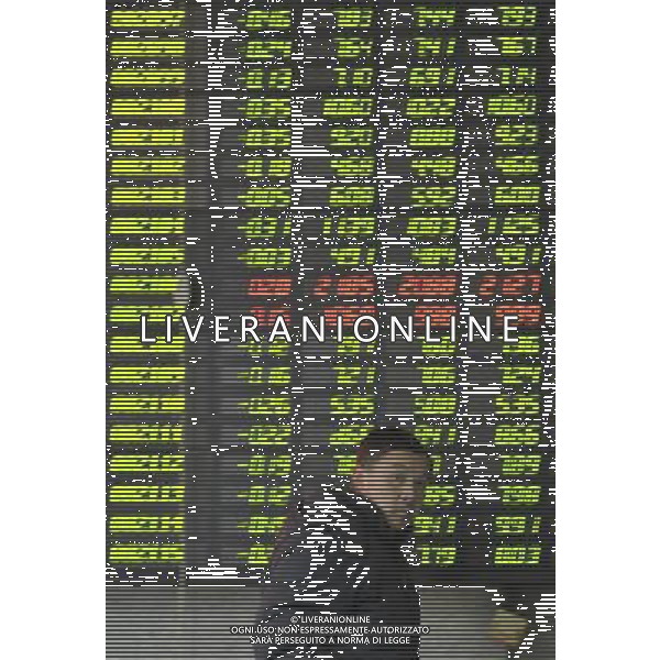 (130304) -- NANJING, March 4, 2013 () -- An investor is seen in front of an electronic board showing stock price information at a trading hall in Nanjing, capital of east China\'s Jiangsu Province, March 4, 2013. Chinese shares dived on Monday over the government\'s latest measures to cool property market. The benchmark Shanghai Composite Index dropped 3.65 percent, or 86.10 points, to end at 2,273.40. The Shenzhen Component Index shed 5.29 percent, or 510.39 points, to end at 9,139.75. (/) (ry) ©photoshot/AGENZIA ALDO LIVERANI SAS - ITALY ONLY - Tabellone luminoso elettronico della borsa a Shanghai, Cina orientale, 4 marzo 2013.