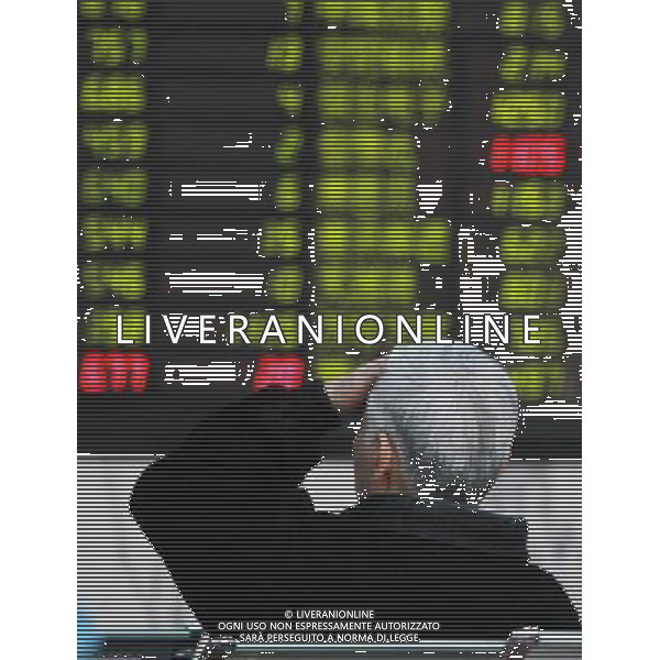 (130304) -- SHANGHAI, March 4, 2013 () -- An investor looks at an electronic board showing stock price information at a trading hall in Shanghai, east China, March 4, 2013. Chinese shares dived on Monday over the government\'s latest measures to cool property market. The benchmark Shanghai Composite Index dropped 3.65 percent, or 86.10 points, to end at 2,273.40. The Shenzhen Component Index shed 5.29 percent, or 510.39 points, to end at 9,139.75. (/Ding Ting) (ry) ©photoshot/AGENZIA ALDO LIVERANI SAS - ITALY ONLY - Tabellone luminoso elettronico della borsa a Shanghai, Cina orientale, 4 marzo 2013.