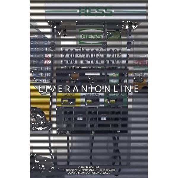 A gas pump at a Hess gasoline station on April 17, 2005. With gasoline prices in New York City breaking records NY Senator Charles Schumer is calling for the FTC to block the ChevronTexaco-Unocal merger and to review the Exxon-Mobil merger which will stifle competition. In NYC, prices are averaging $2.34 per gallon a full 40 cents above what it was a year ago. ( Richard B. Levine) ©photoshot/AGENZIA ALDO LIVERANI SAS - ITALY ONLY - Razionamento di benzina e gas in una stazione di servizio Hess nel quartiere Clinton di Manhattan a New York 9 novembre 2012.