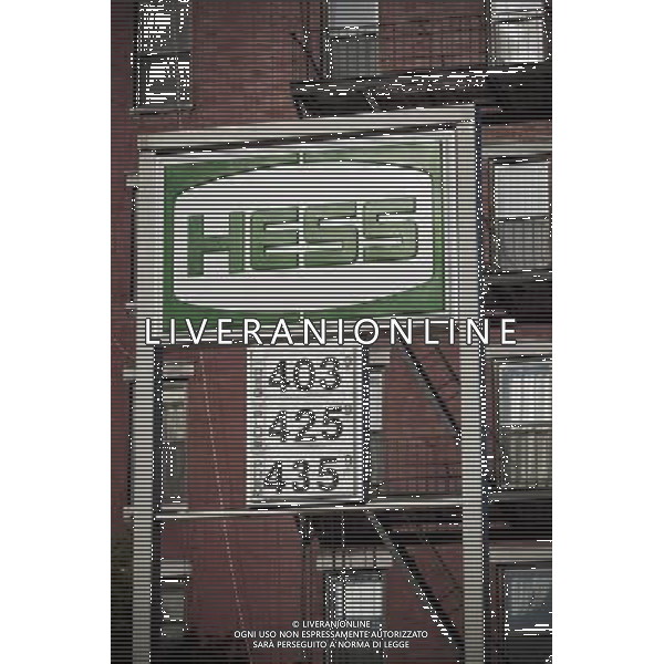 Gas pirces at a Hess gas station in the Clinton neighborhood of Manhattan in New York on Friday, November 9, 2012. To relieve the long gas lines at the pump due to damage to the gasoline industry infrastructure and supply chain from Hurricane Sandy New York and New Jersey have instituted odd-even gas rationing. (Â Richard B. Levine) ©photoshot/AGENZIA ALDO LIVERANI SAS - ITALY ONLY - Razionamento di benzina e gas in una stazione di servizio Hess nel quartiere Clinton di Manhattan a New York 9 novembre 2012.