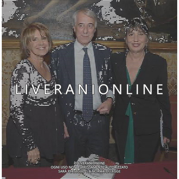 MILANO 6/3/2013 SALA DELL\' OROLOGIO, PALAZZO MARINO P.zza della SCALA CONFERENZA STAMPA PRESENTAZIONE DELLO SPETTACOLO TEATRALE CONTRO IL FEMMINICIDIO: \'FERITE A MORTE\' NELLA FOTO LELLA COSTA,GIULIANO PISAPIA E SERENA DANDINI FOTO ROMANO/AG ALDO LIVERANI