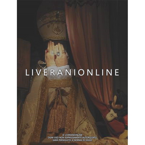 Roma - 06/03/2013 - Palazzo Santa Chiara - L\'incoffessabile gesto - Opera d\'arte di Garullo e Ottocento Dopo Il Sogno degli italiani, opera dedicata a Silvio Berlusconi, Antonio Garullo e Mario Ottocento hanno realizzato un\'altra opera sul Papa Emerito Joseph Ratzinger Benedetto XVI - nella foto: Un dettaglio delle mani sul volto del Papa å© Fabrizio Corradetti - Ag. Aldo Liverani sas