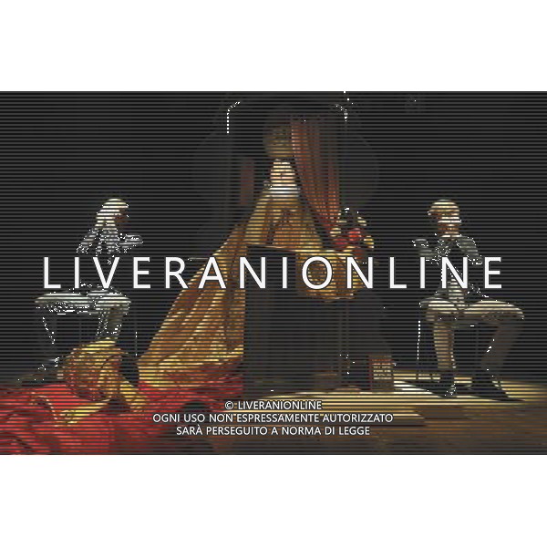 Roma - 06/03/2013 - Palazzo Santa Chiara - L\'incoffessabile gesto - Opera d\'arte di Garullo e Ottocento Dopo Il Sogno degli italiani, opera dedicata a Silvio Berlusconi, Antonio Garullo e Mario Ottocento hanno realizzato un\'altra opera sul Papa Emerito Joseph Ratzinger Benedetto XVI - nella foto: I due artisti al fianco dell\'opera con le mani sul volto å© Fabrizio Corradetti - Ag. Aldo Liverani sas