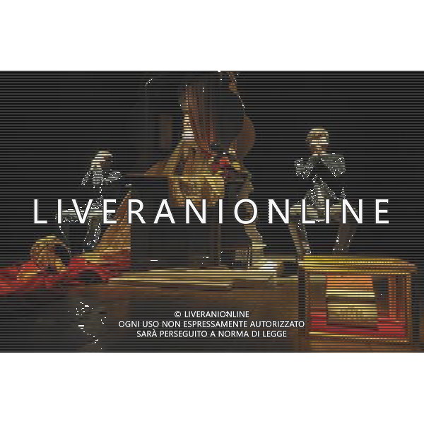 Roma - 06/03/2013 - Palazzo Santa Chiara - L\'incoffessabile gesto - Opera d\'arte di Garullo e Ottocento Dopo Il Sogno degli italiani, opera dedicata a Silvio Berlusconi, Antonio Garullo e Mario Ottocento hanno realizzato un\'altra opera sul Papa Emerito Joseph Ratzinger Benedetto XVI - nella foto: I due artisti al fianco dell\'opera con le mani sul volto å© Fabrizio Corradetti - Ag. Aldo Liverani sas