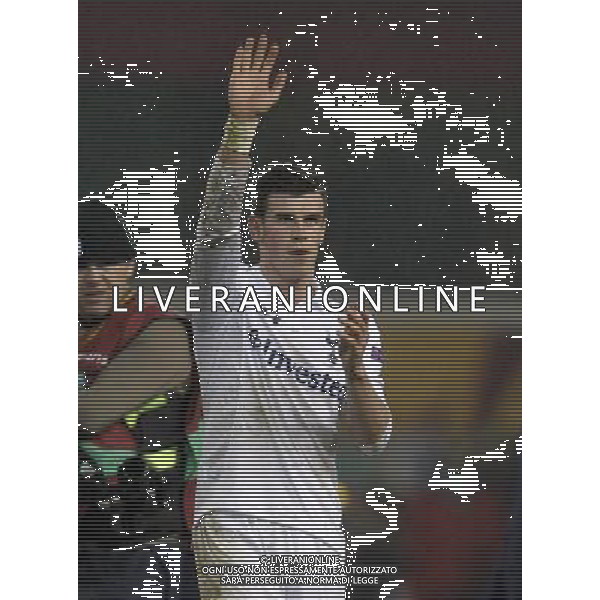 White Hart Lane Tottenham Hotspur v Inter Milan (3-0) Europa League 07/03/13 Gareth Bale (Spurs) waves to the crowd after the match. Photo: Roger Parker Fotosports International ©Photoshot/AGENZIA ALDO LIVERANI SAS-ITALY ONLY - EDITORIAL USE ONLY
