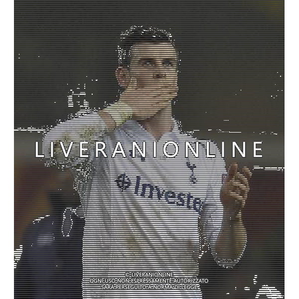 White Hart Lane Tottenham Hotspur v Inter Milan (3-0) Europa League 07/03/13 Gareth \'Sharapova\' Bale (Spurs) blows kisses to the crowd a la Maria Sharapova after the match. Photo: Roger Parker Fotosports International ©Photoshot/AGENZIA ALDO LIVERANI SAS-ITALY ONLY - EDITORIAL USE ONLY