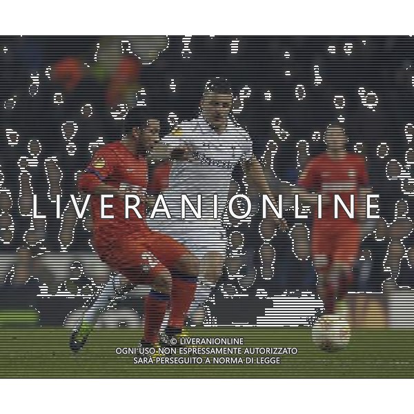 White Hart Lane Tottenham Hotspur v Inter Milan (3-0) Europa League 07/03/13 Gylfi Sigurdson (Spurs) Walter Gargao (Inter) Photo: Roger Parker Fotosports International ©Photoshot/AGENZIA ALDO LIVERANI SAS-ITALY ONLY - EDITORIAL USE ONLY